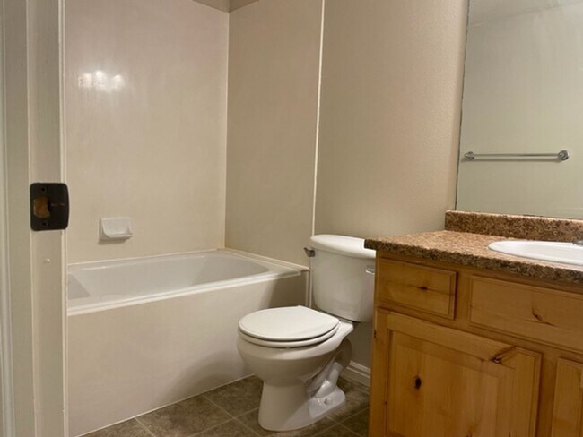 Foto del edificio - Beautiful 3-Bedroom Condo in Pleasant Grove