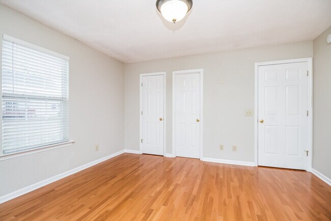 Foto del edificio - 300 Stafford Ct