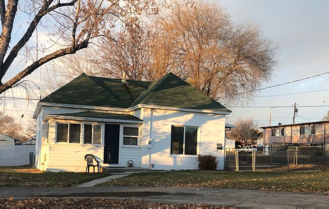 Building Photo - Cozy, Updated 3 bedroom Sandy home is a mu...