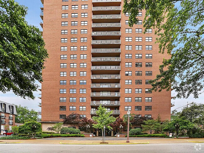 Building Photo - 4466 W Pine Blvd