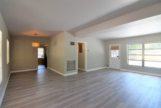 Building Photo - UPDATED 3br 2ba near Orlando's HOURGLASS D...