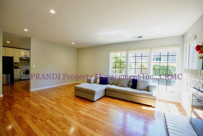 Building Photo - "Charming 2-Bed Condo with Spacious Layout...