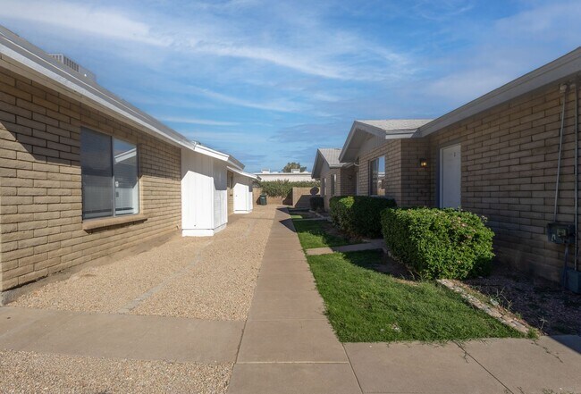 Foto del edificio - 2 BEDROOM 2 BATH SINGLE LEVEL 4-PLEX UNIT ...