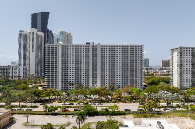 Building Photo - Winston Towers 600
