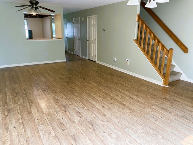 Building Photo - 4BD/1.5BA S. Burlington Townhome