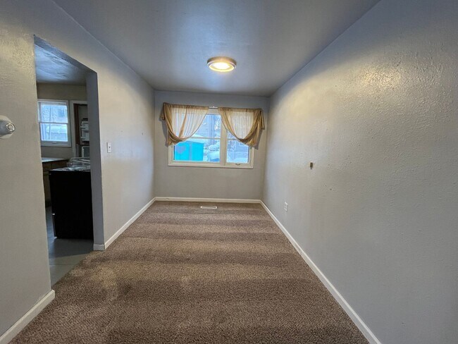 Building Photo - 2 bedroom townhouse near planet fitness