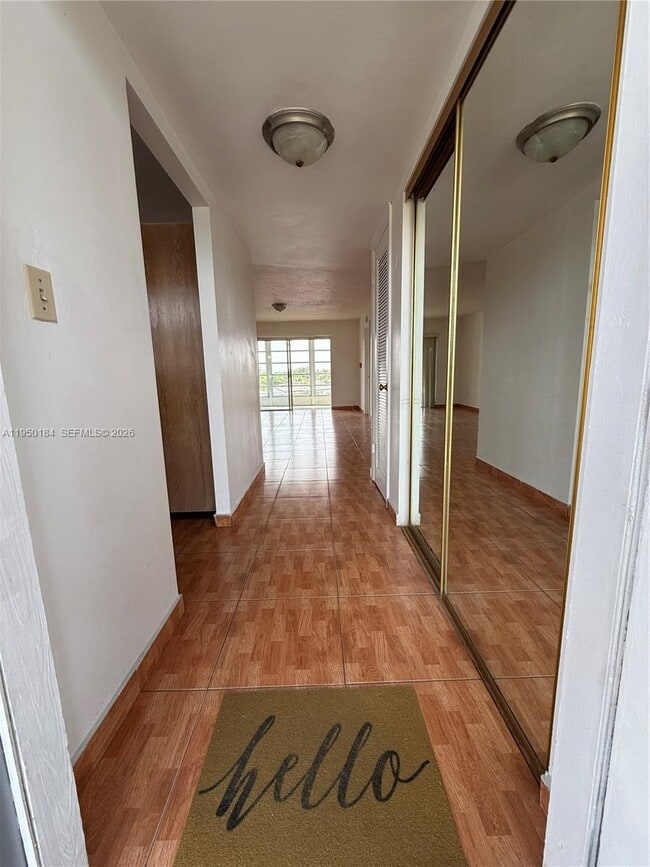 Foto del edificio - 8135 Sunrise Lakes Blvd