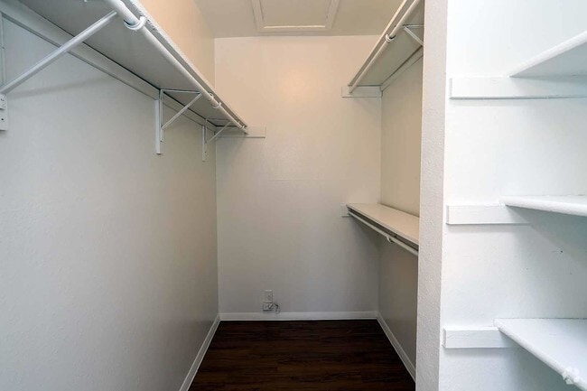 Closet - Silver Creek Apartments