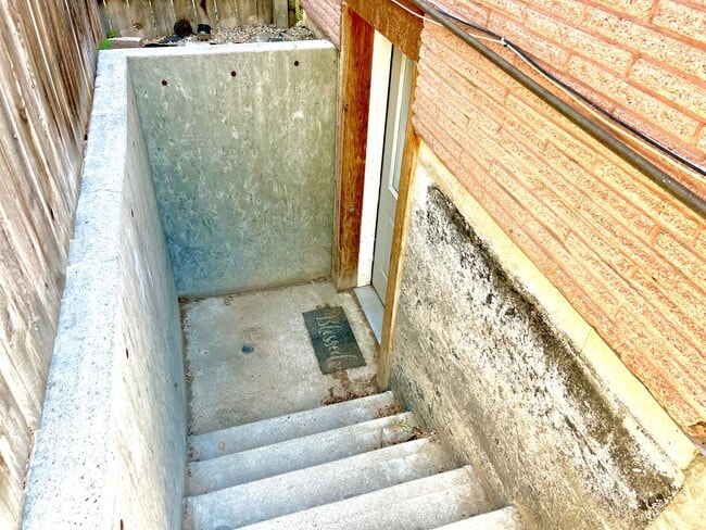 Building Photo - 187 Monroe St