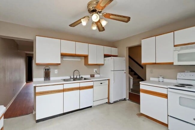 Bright 12' X 11' kitchen with lots of cabinets - 2353 Mailand Ct E