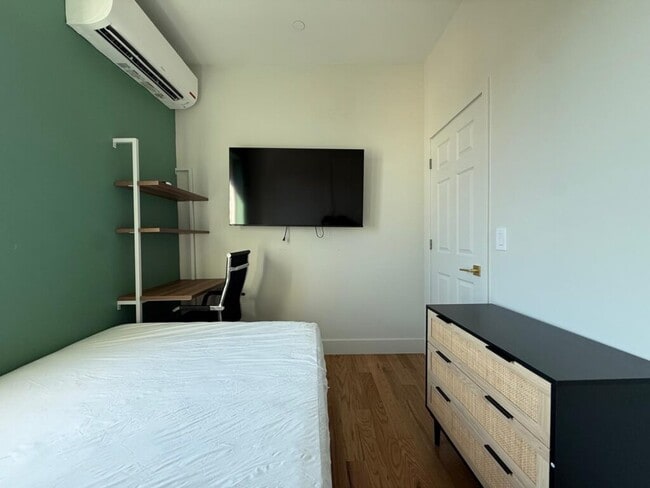Building Photo - Furnished room/NOT APARTMENT