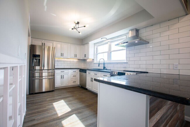 Photo - Spacious Modern Living House