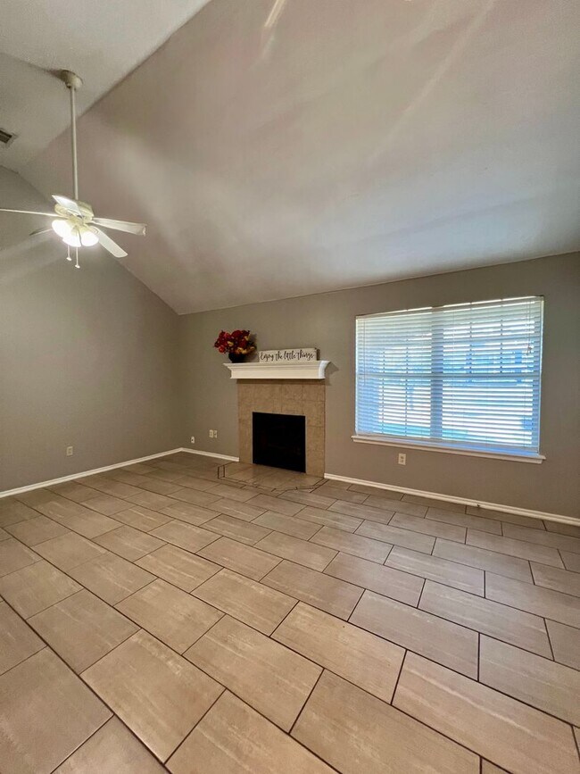 Foto del edificio - Renovated 3 bd/2 bath Home with 2-car Garage