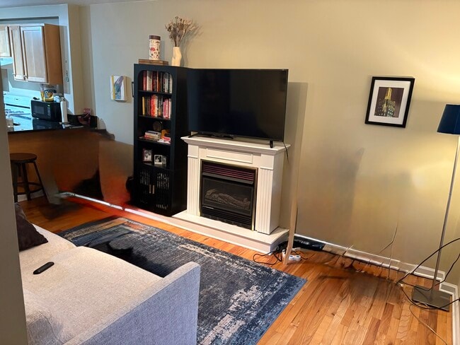 Building Photo - 3654 N Marshfield Ave