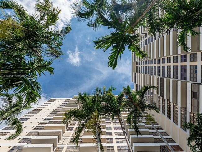 Building Photo - 2500 Parkview Dr