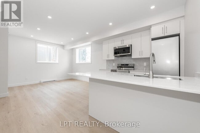 Building Photo - 319 Shakespeare St