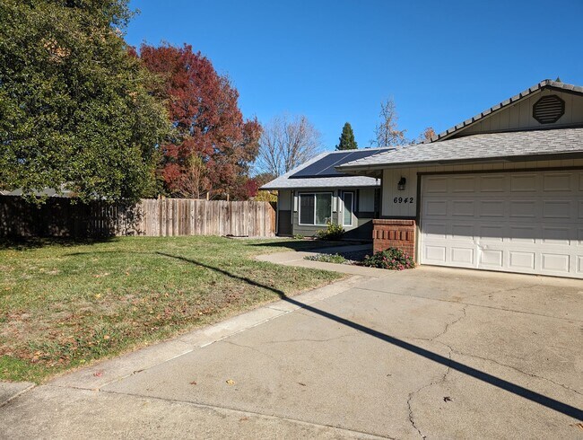 Foto del edificio - House with Solar Panels near Pernie Trail ...