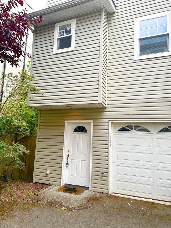 Building Photo - Great Crown Hill Townhouse Near Carkeek Pa...