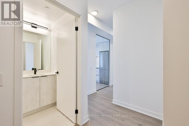 Photo du bâtiment - 2495 Eglinton Ave W