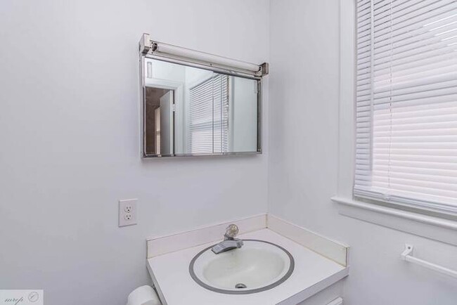 Building Photo - Oak Circle Subdivision