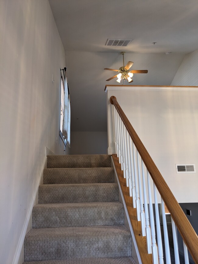 Escaleras a loft - 117 Dulles St