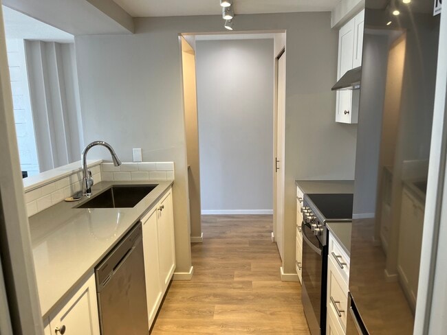 Building Photo - 2-973 W 7th Ave