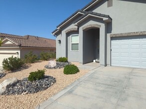 Building Photo - 909 Pleasant Valley Ln