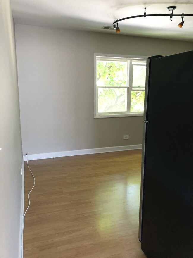 Kitchen Empty - 2658 W Rascher Ave