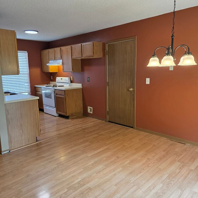 Building Photo - Great 3 bed 2 bath with a 2 car garage
