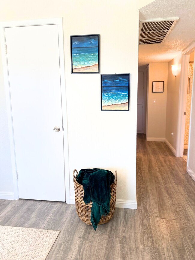 Sala de estar al pasillo - 1778 W 28th St