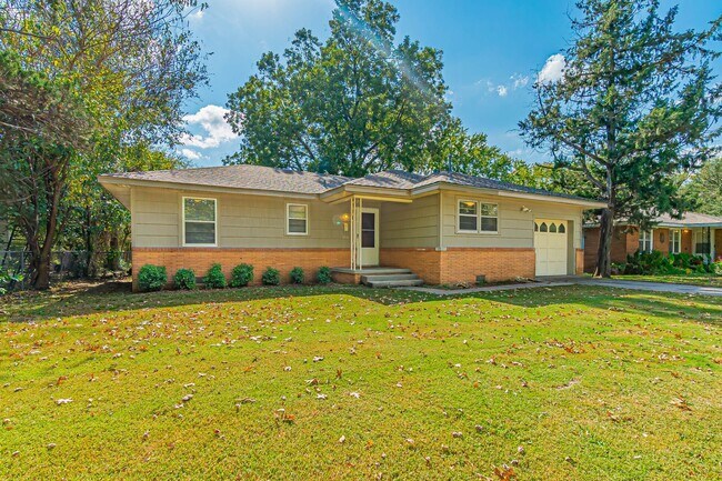 Foto del edificio - Three Bedroom Home in tree filled neighborhood! Lawn care included!