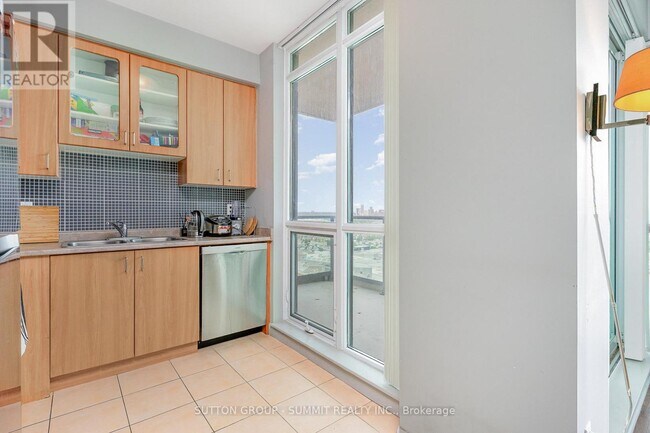 Building Photo - 235-2235 Sherway Gardens Rd