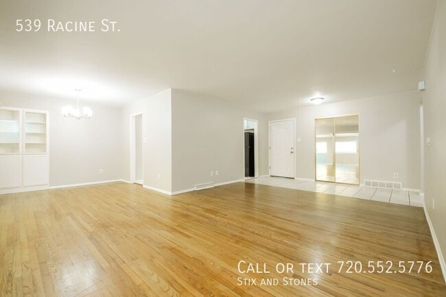 Building Photo - 539 Racine St