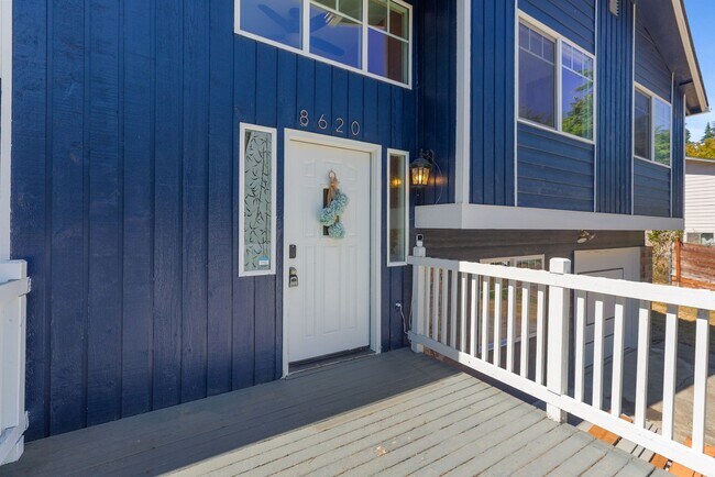 Foto del edificio - Huge fully fenced dog yard! RV/Boat extra parking! 4 bdrm 2.25 bath. Minutes to I-5, Everett Mall...