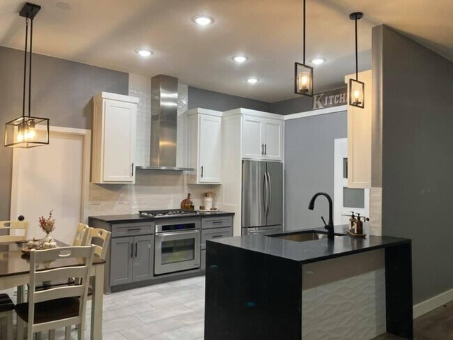 Foto del edificio - 631 Primrose Ln