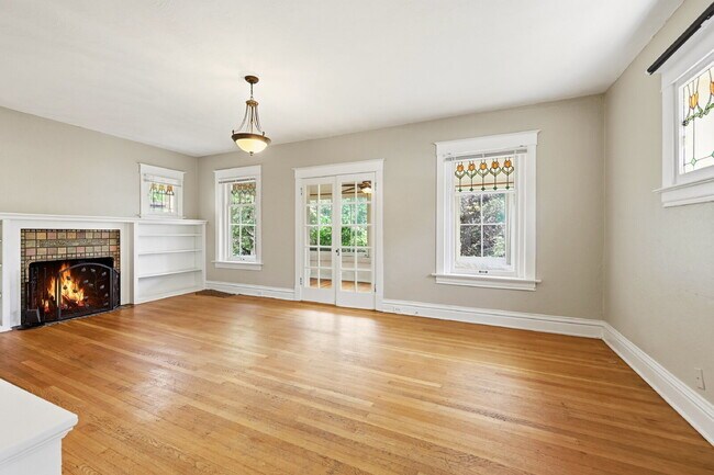Foto del edificio - $4,820.95 with $300 off the first month's rent, 5 Beds - 5 Bath, Single Family Home in Denver wit...