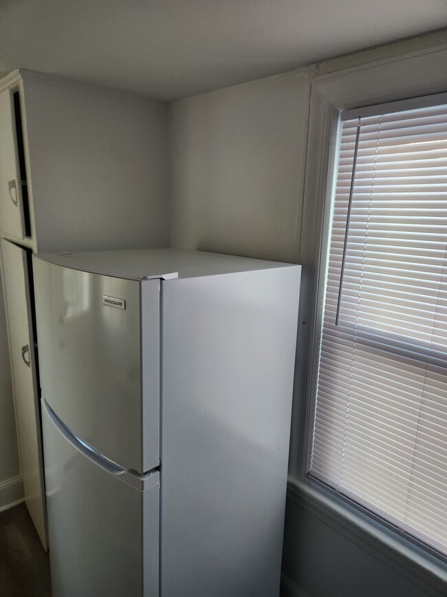 Building Photo - 189 Thames St