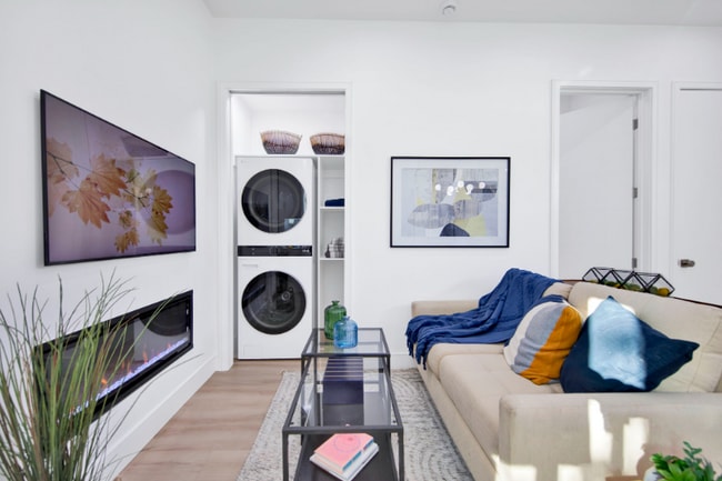 Building Photo - 2354 E Poppy St