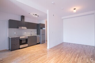 Building Photo - 4350 Av. de l'Hôtel-de-Ville