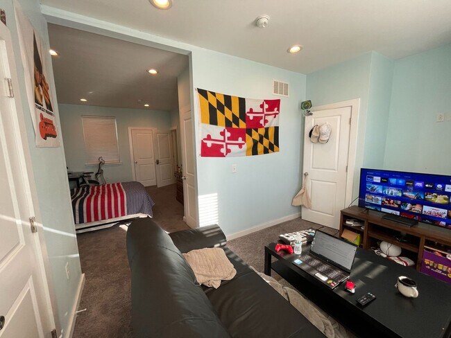 Photo - 1411 W Thompson St Apartment