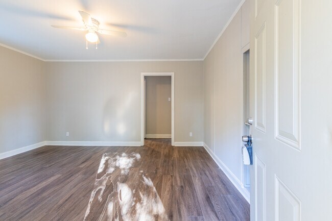 Building Photo - 586 Sharon Dr