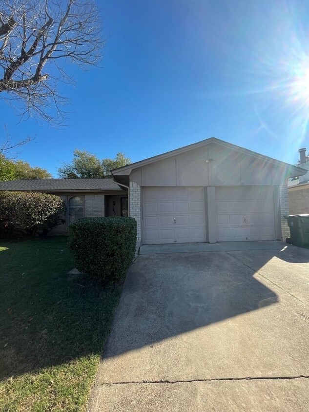 Primary Photo - Beautiful 3 bedroom 2 bath with 2 car gara...