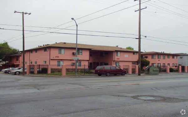 Foto del edificio - Esther Apartments