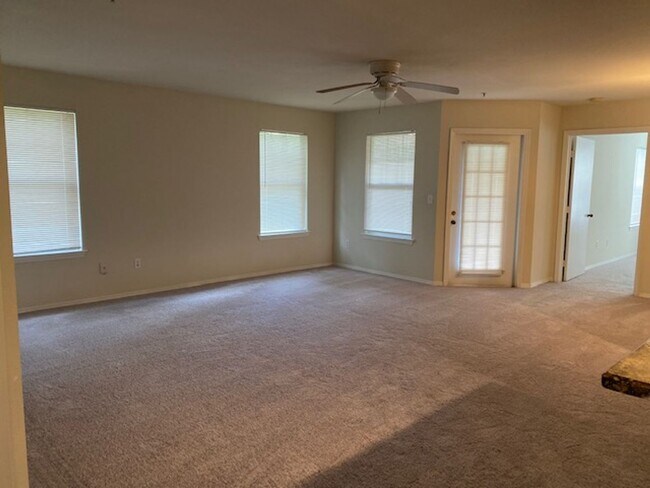 Foto del edificio - Welcome home to these beautifully Condo in...