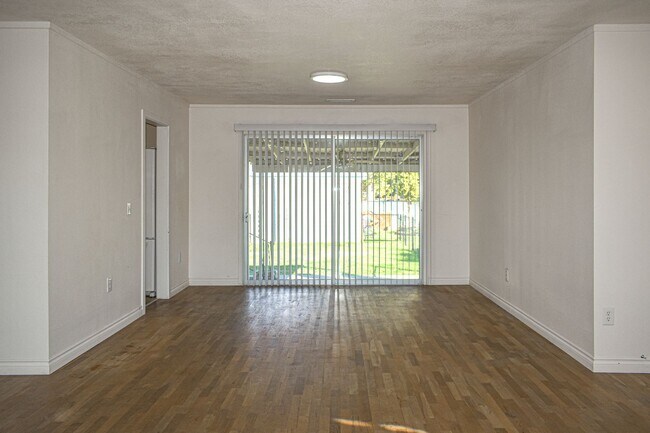 Foto del edificio - McPherson Duplex