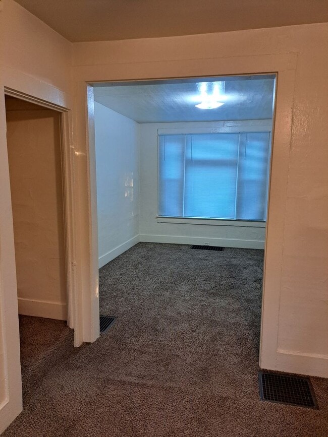 Building Photo - 2 BR Townhouse Near University of Saint Fr...