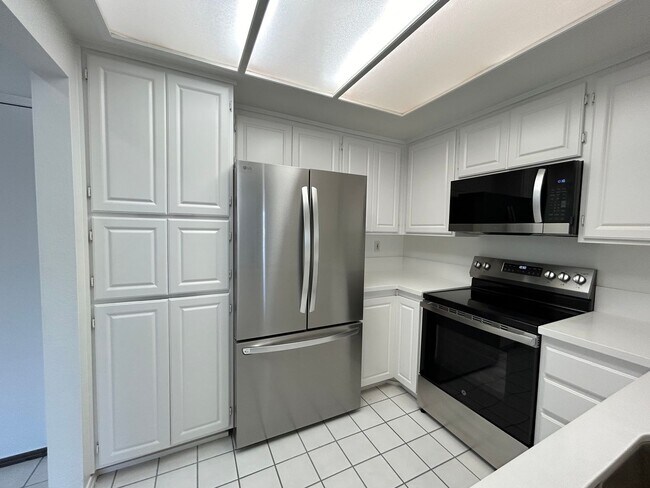 Building Photo - 2 Bed/2 Bath with Garage and Washer/Dryer ...