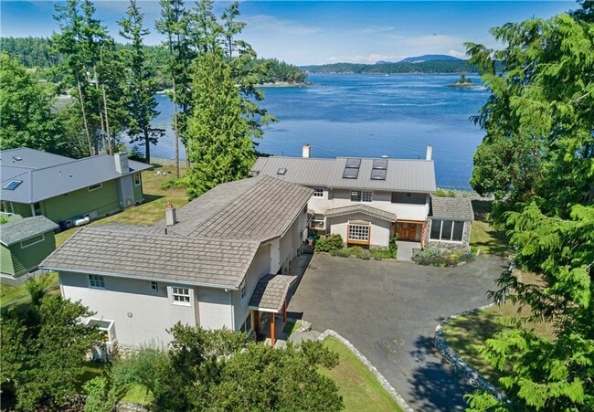 Building Photo - Magnificent Waterfront