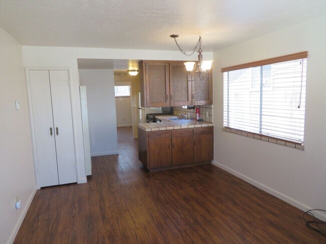 Building Photo - 2 plus bed, 1.5 bath, close to Seabright b...