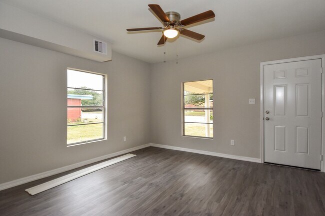 Foto del edificio - RECENTLY REMODELED 3 BEDROOM 2 BATH IN LA ...